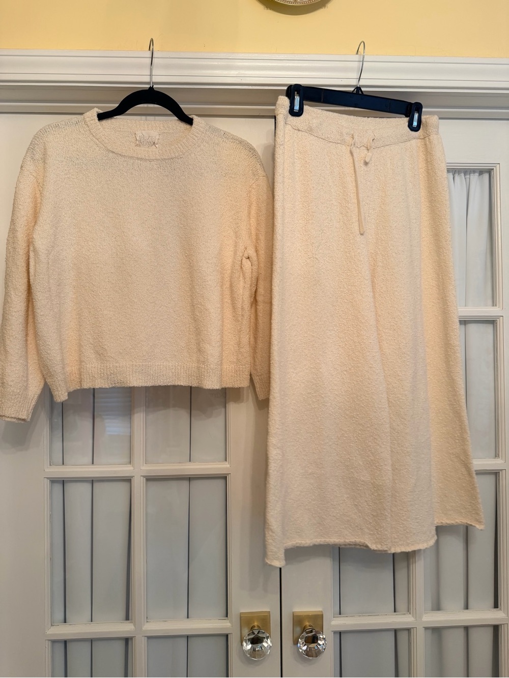 Suzi Kondi Cream Knit Sweater and Cropped Pants Set. Small